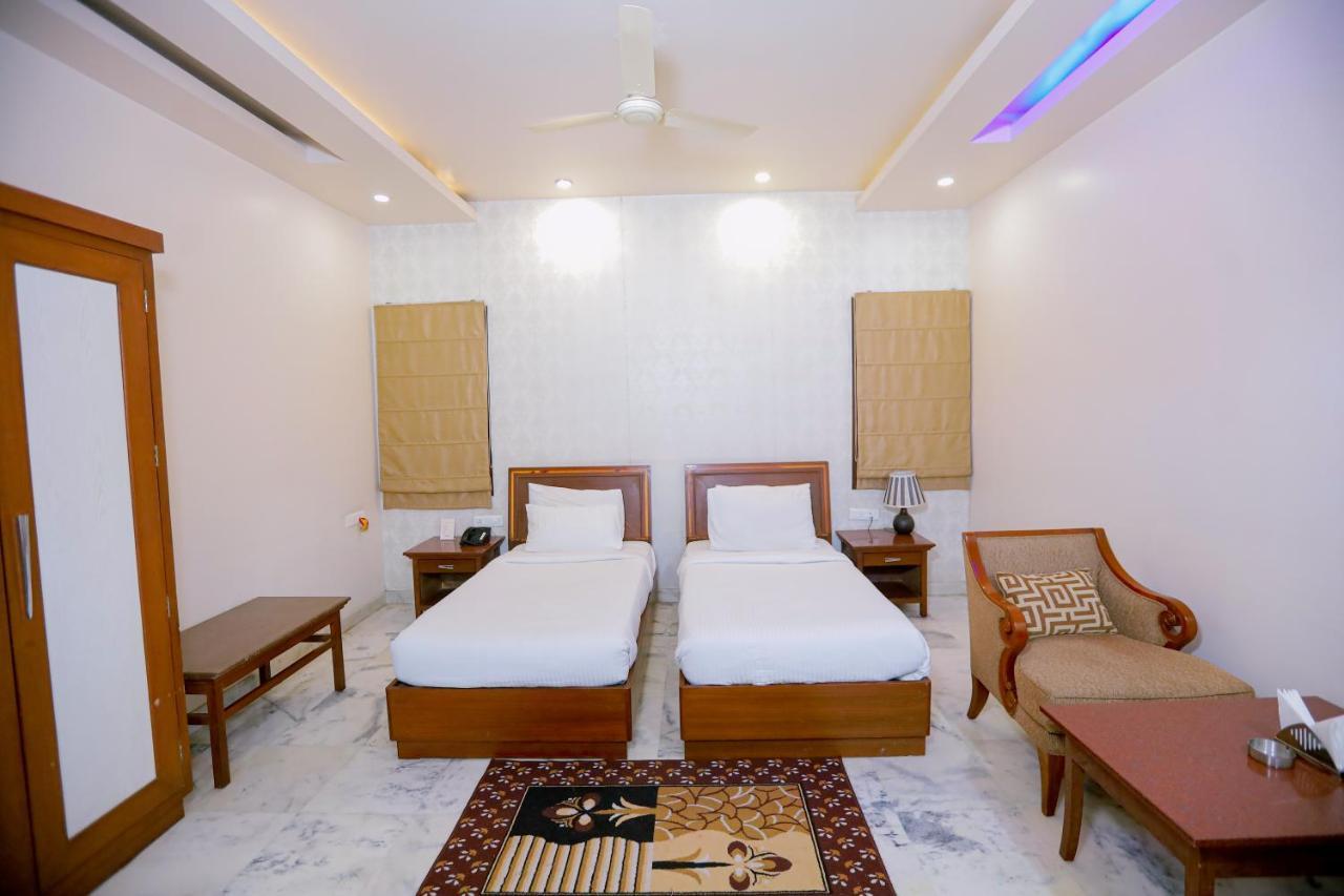 Hotel Leela Grande Karnāl Εξωτερικό φωτογραφία