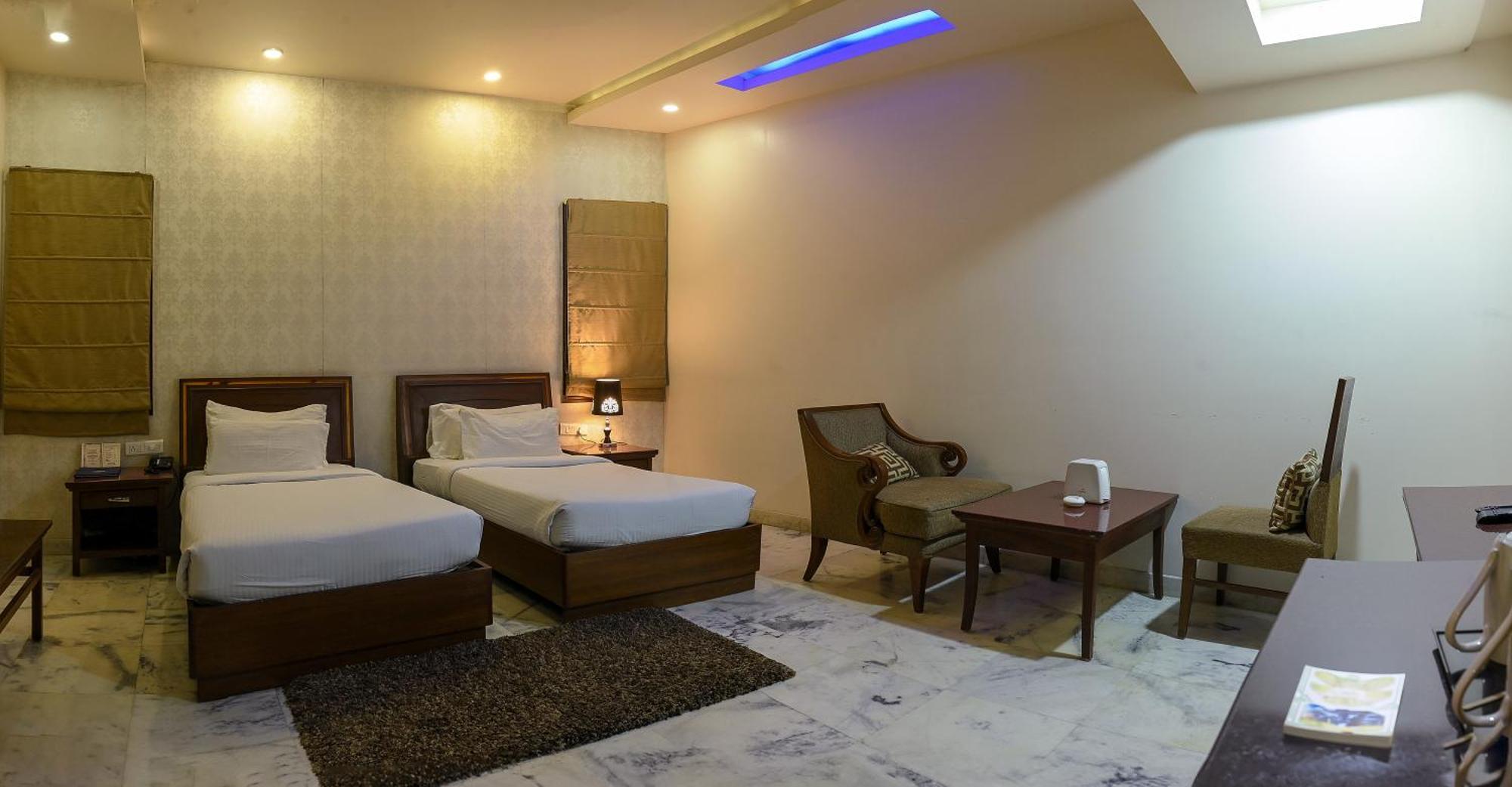 Hotel Leela Grande Karnāl Εξωτερικό φωτογραφία