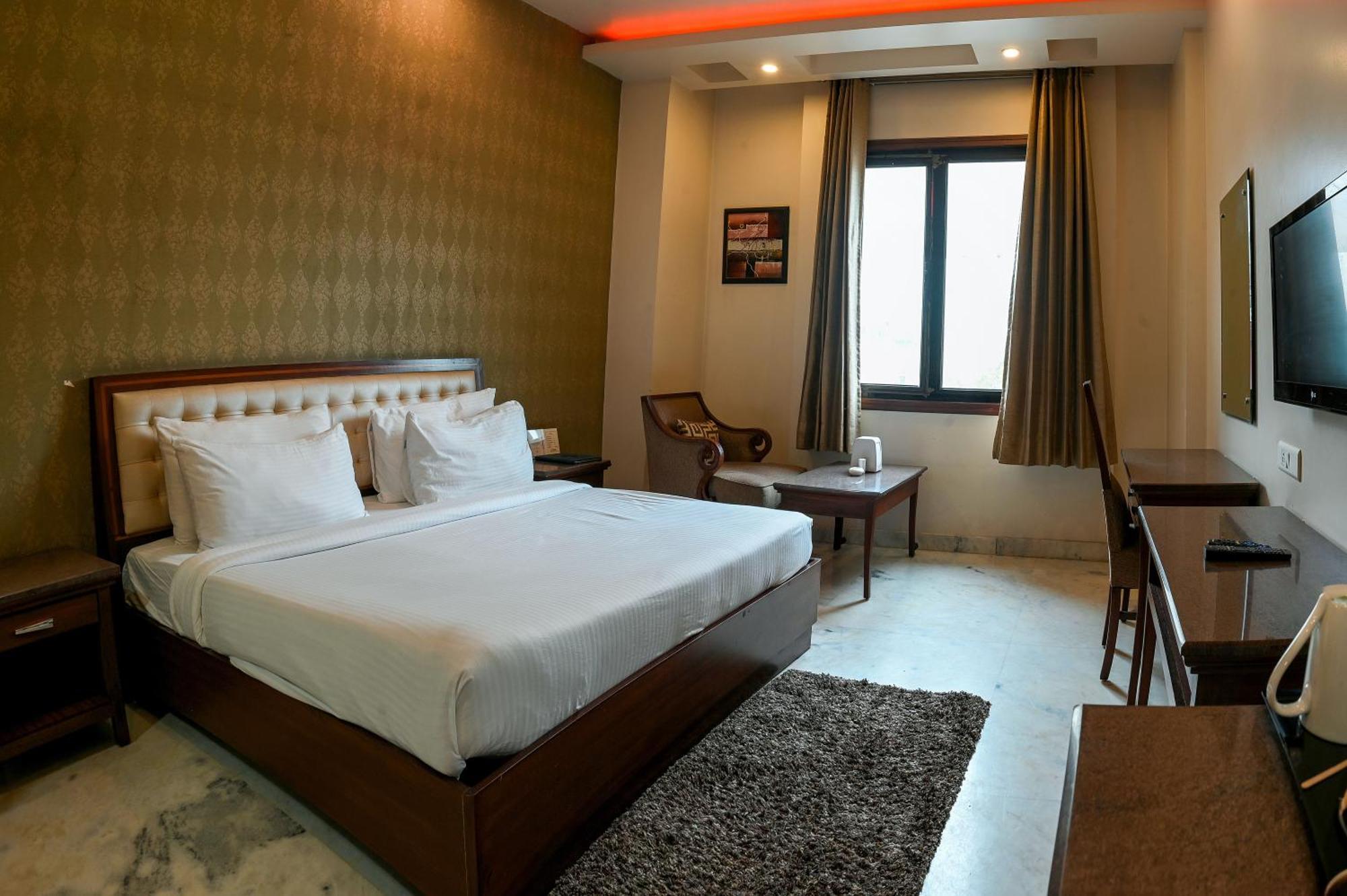 Hotel Leela Grande Karnāl Εξωτερικό φωτογραφία