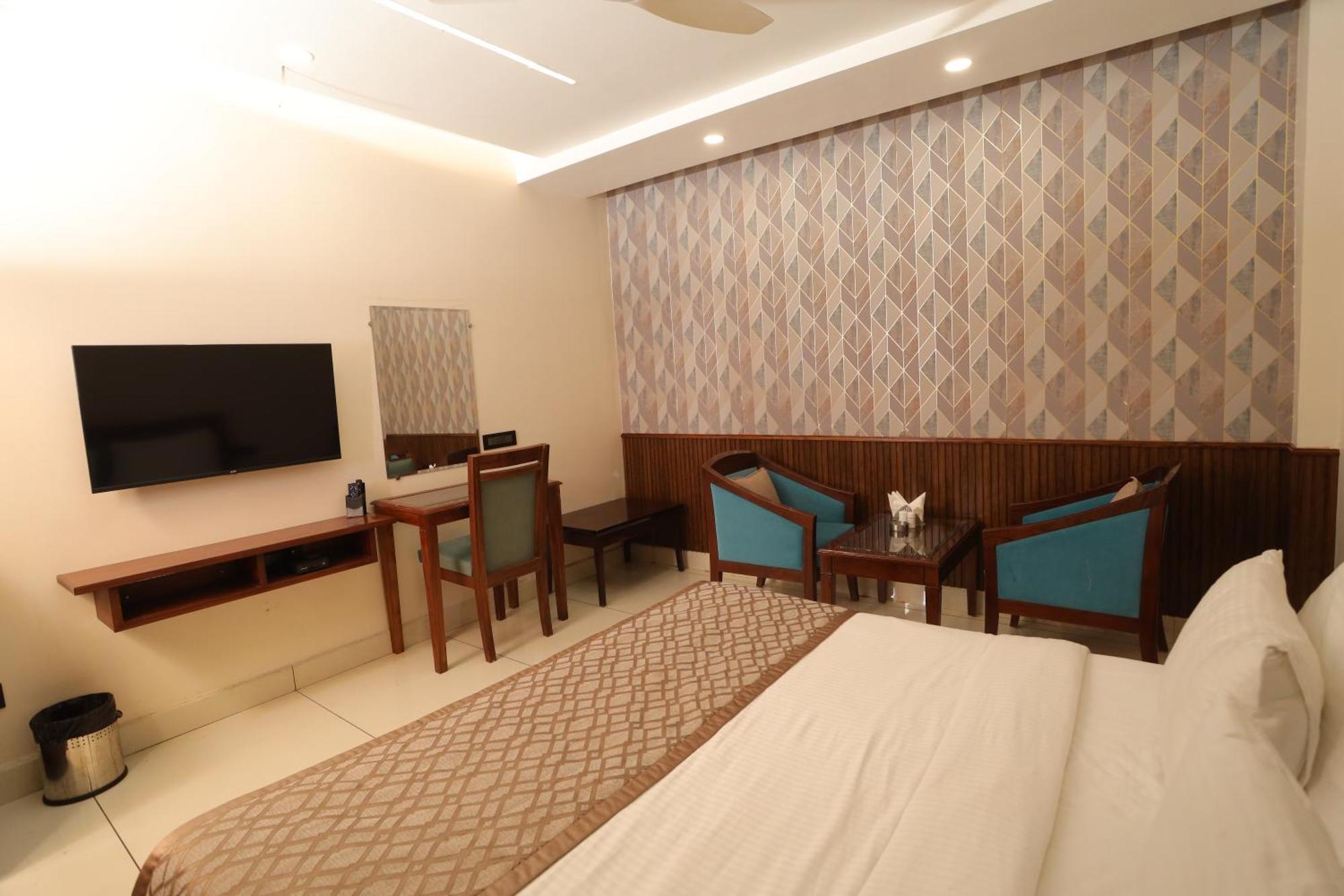 Hotel Leela Grande Karnāl Εξωτερικό φωτογραφία